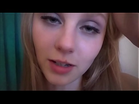 Миниатюрная юная блондинка трахает отчима